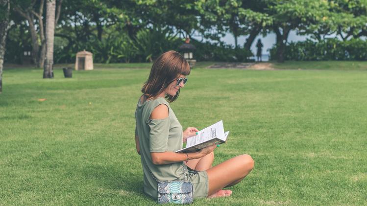 pexels-artem-beliaikin-fille qui étudie dans un parc - Le pré-blocus étudiant