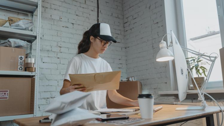 pexels-tima-miroshnichenko- etudiant qui fait son job - Un job étudiant à tout p