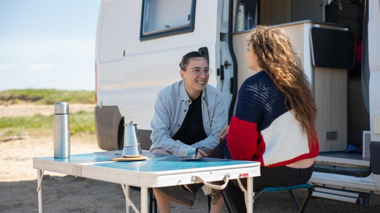 pexels-kampus-production-étudiants en camping - Partir en vacances en septembre,