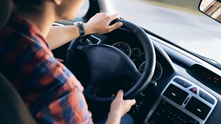 pexels-jeshootscom- jeune conducteur en voiture - Mobilité  changements d’habitu