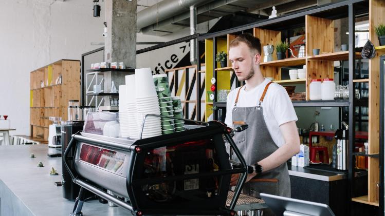 pexels-cottonbro-étudiant qui travail dans un café - Un job étudiant en été ou à