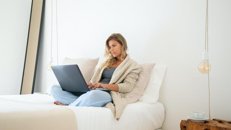 pexels-kampus-production- étudiante qui cherche des informations - Diplômé voic