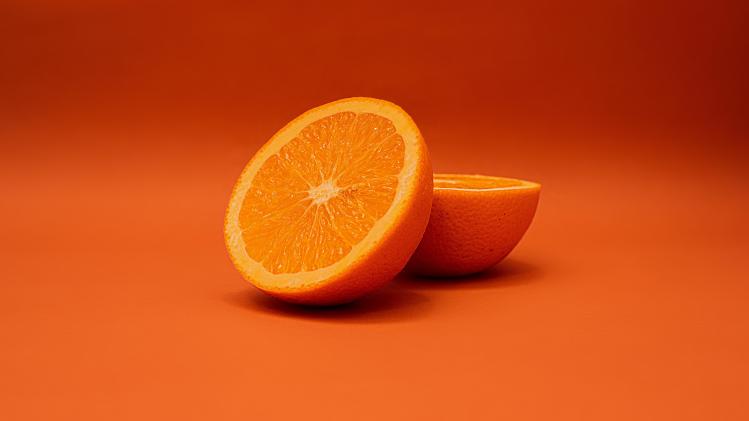 Manger une orange sous la douche: le secret pour réduire le stress
