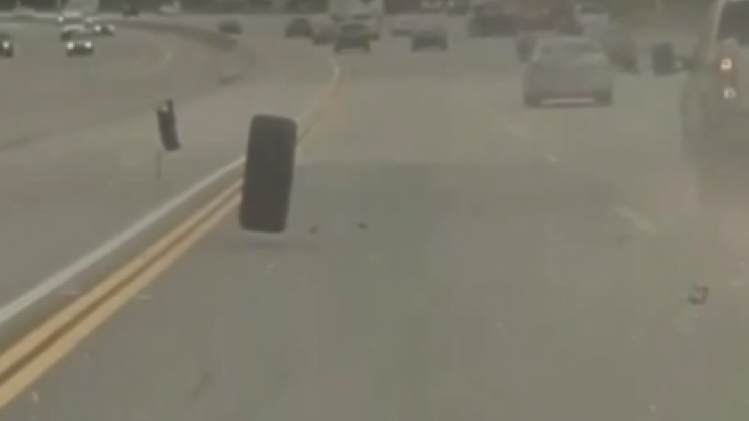 Une voiture percute un pneu et s’envole sur l’autoroute (vidéo)