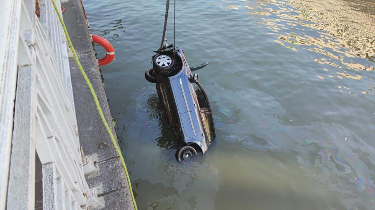 Bruxelles: Une voiture finit sa course dans le canal, le conducteur en fuite(vidéo)