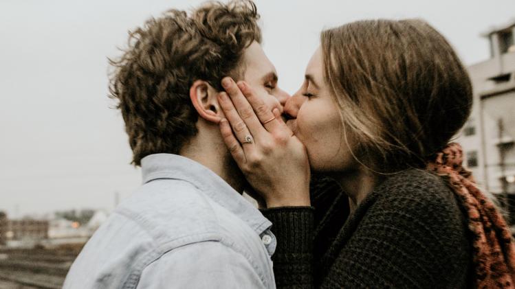 Voici pourquoi on ferme les yeux quand on embrasse quelqu’un