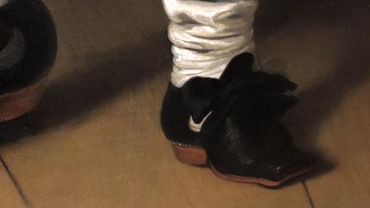Des visiteurs repèrent des chaussures Nike dans une peinture