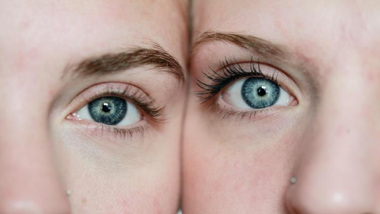 Les yeux bleus sont-ils réellement plus sensibles au soleil ?