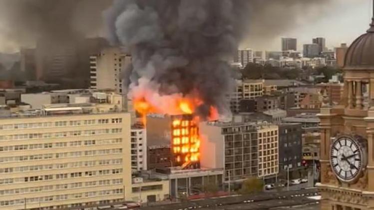 Un immeuble de sept étages prend feu et menace de s’effondrer à Sydney (vidéo)