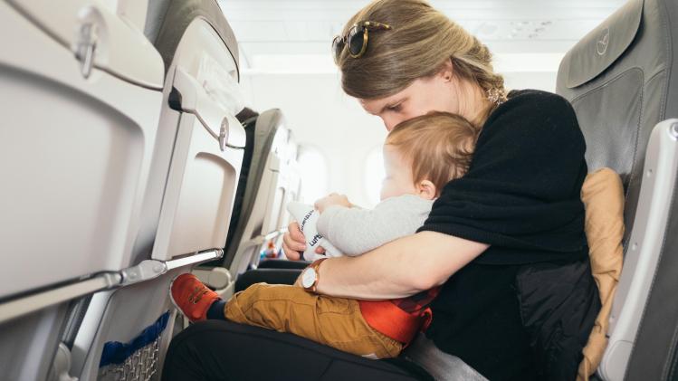 Avion: ils changent leur bébé sur le plateau repas
