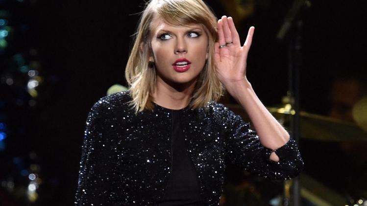 Ce fan de Taylor Swift vend 250 dollars des bocaux remplis de la pluie tombée lors d’un concert