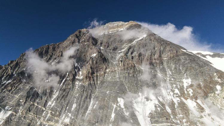 Impensable: des alpinistes font la file sur l’Everest pour atteindre le sommet (vidéo)