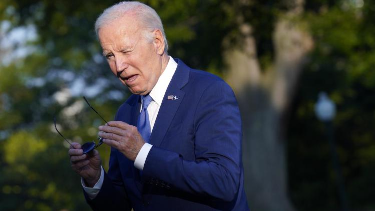 Oups: moment de solitude pour Joe Biden qui chute sur scène lors d’une cérémonie militaire