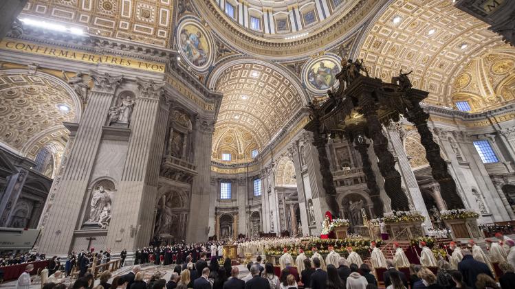 Un homme complètement nu monte sur l’autel de la basilique Saint-Pierre au Vatican et fait scandale (photo)