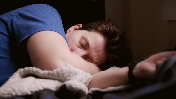 Dormir sur le côté gauche est meilleur pour la santé : voici 4 raisons qui  le prouvent - Metrotime