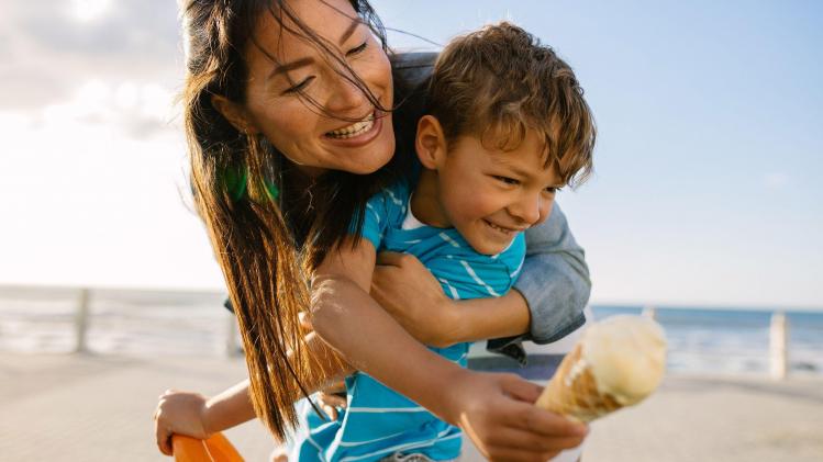 GENERIC_Beach_plage_vacances_ice_cream_glaces_mere_fils_mother_son_fun_649fd2477