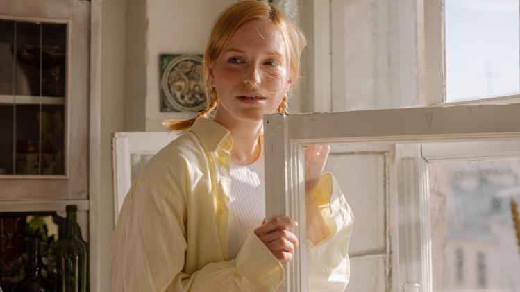 pexels-cottonbro-studio-étudiante a la fenetre - Que faire de son kot, sa coloc