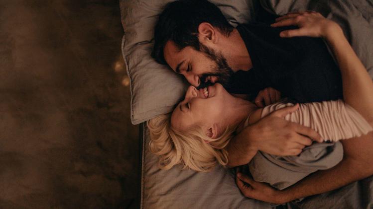 GENERIC_Couple_complicite_lit_bed_intimite_ad1e3970a1