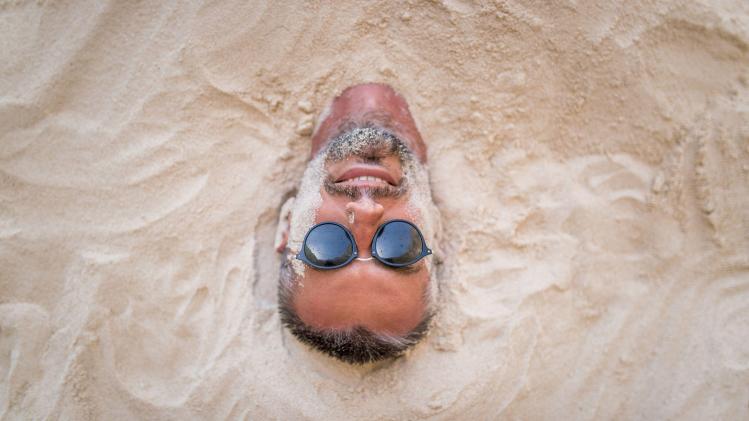 GENERIC_Homme_man_sable_sand_enterre_vacances_31fc34b81b