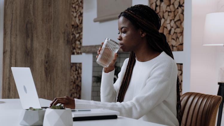 pexels-cottonbro-studio-meisje dat drinkt en typt op haar laptop-5 tips voor het