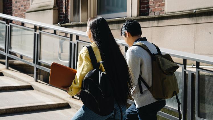 pexels-george-pak-jeunes qui marchent avec un sac à dos - Le sac à dos de l’étud