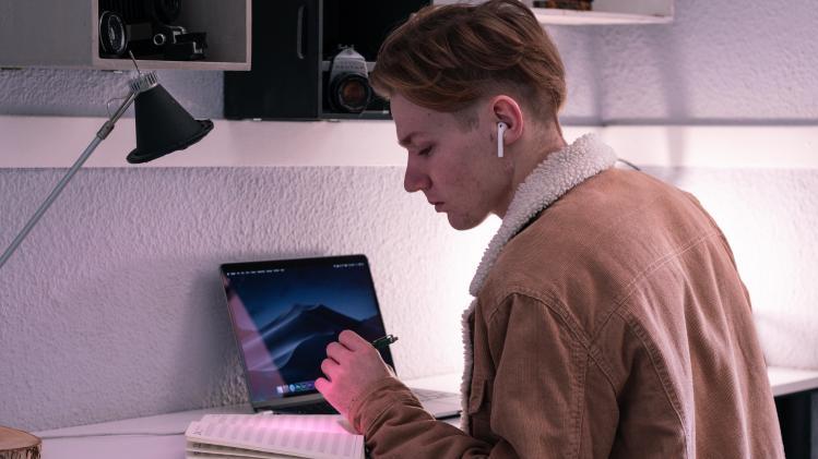 pexels-callum-hilton-jeune sur son ordinateur avec ses écouteurs-Comment s’organ