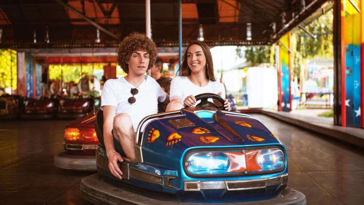 GENERIC_Couple_activite_dating_rendez_vous_voiture_fete_forraine_auto_temponneus