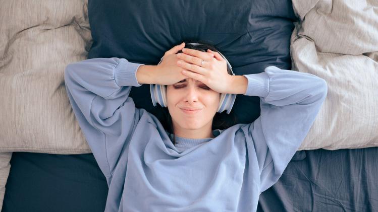 GENERIC_Headphone_casque_musique_migraine_tete_mal_coucher_lit_allonger_b48c6186