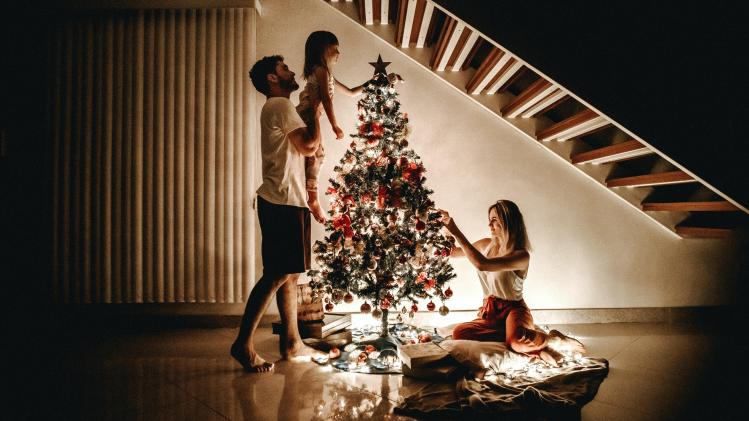 Décorations de Noël : les installer tôt fait de vous une personne