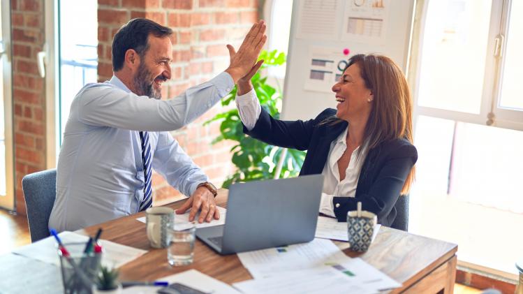 C’est quoi le «work bestie», cet allié au boulot… qui peut aussi vous causer du tort!