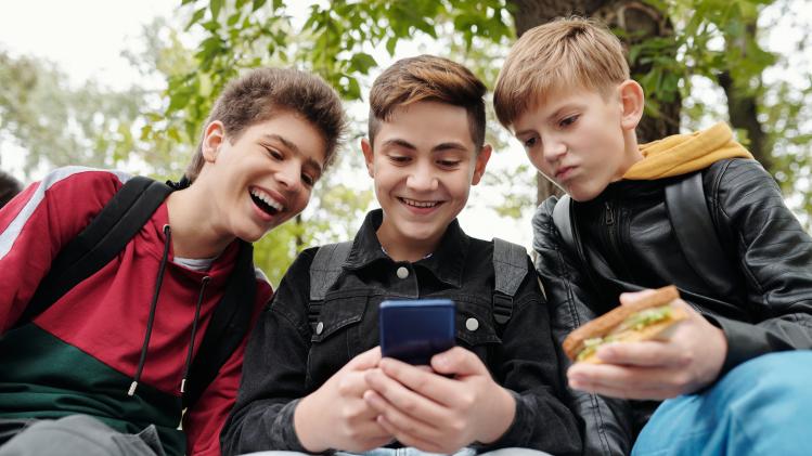 Révolution parentale: des parents veulent interdire l’utilisation du téléphone avant l’âge de 16 ans
