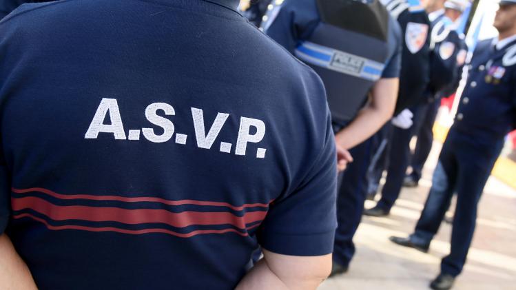 Deux agents de sécurité trouvent une carte bancaire et l’utilisent pour acheter du parfum