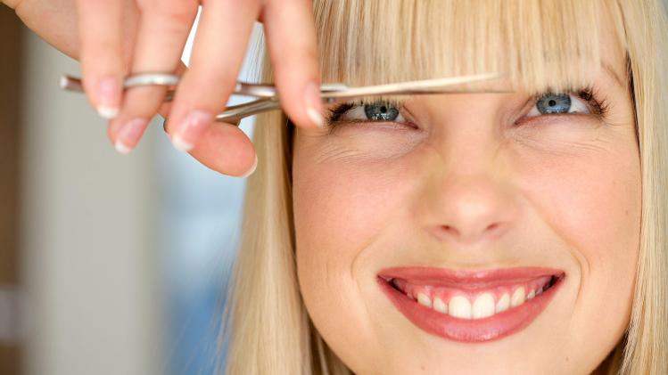 GENERIC_Frange_coiffeur_femme_woman_ciseaux_cut_a046292937