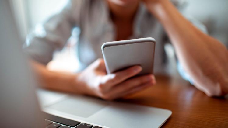 GENERIC_Femme_smartphone_ordinateur_computer_job_work_travail_9306fef287