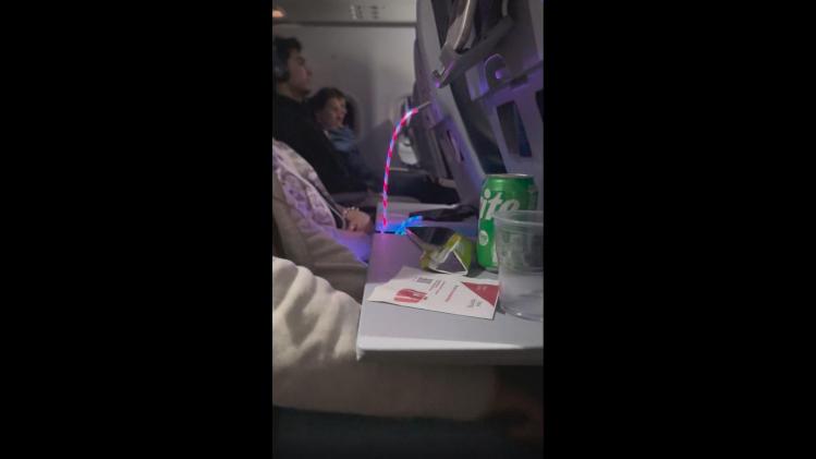 Avoir cette femme comme voisine dans un avion est votre pire cauchemar (vidéo)
