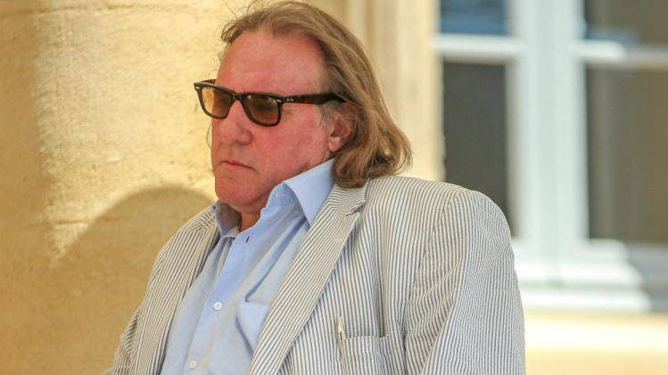 «Gardez votre vieux monde»: des appels à se rassembler suite aux propos de Macron sur Depardieu