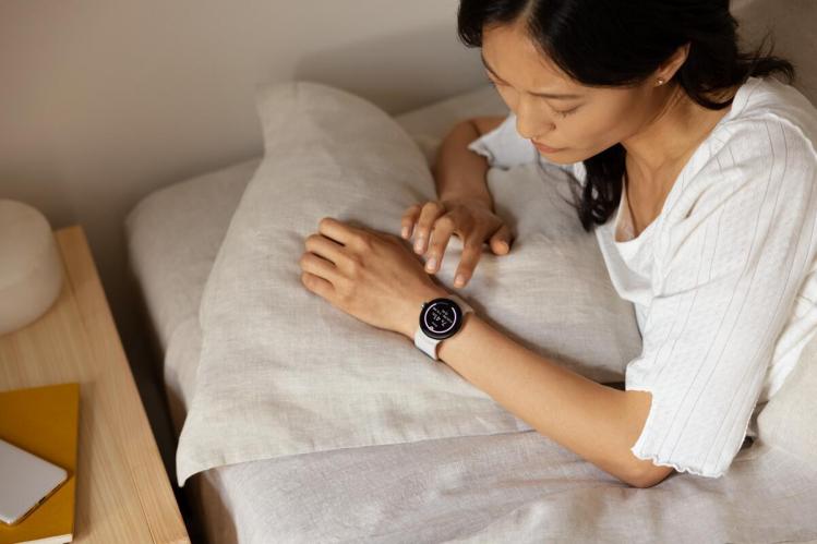 Pixel Watch 2 Lifestyle Sleep Porcelain Stretch.jpg