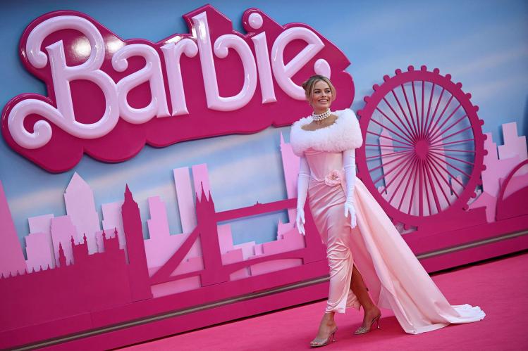 Australian_actress_Margot_Robbie_poses_on_the_pink_carpet_upon_arrival_for_t