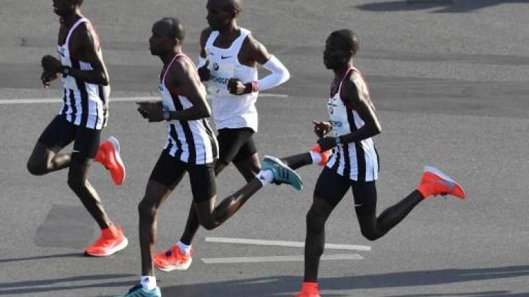 Keniaan Eliud Kipchoge verpulvert wereldrecord marathon na lange solotocht
