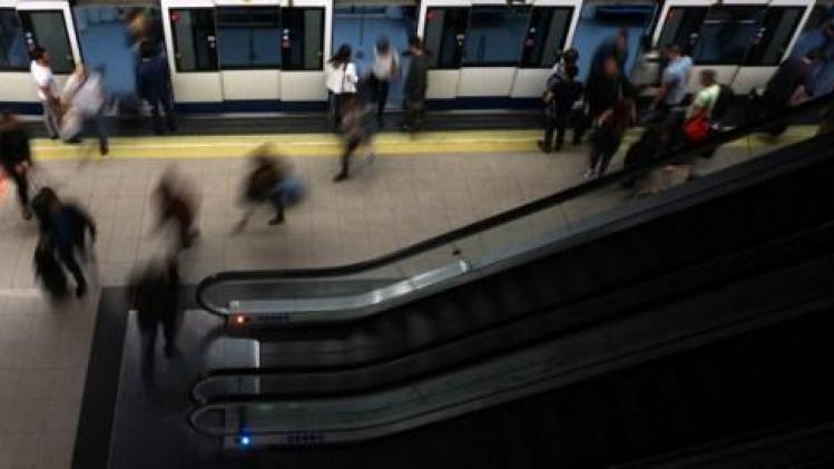 Paniek en zes lichtgewonden na explosie van laptop in Madrileense metro