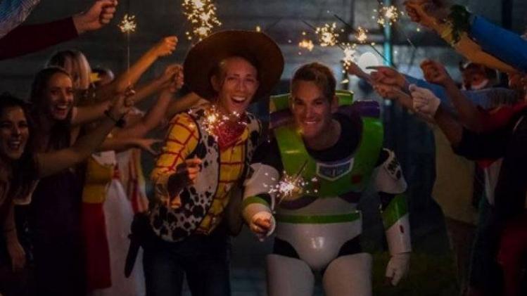 koppel stapt in huwelijksbootje als Buzz Lightyear en Woody