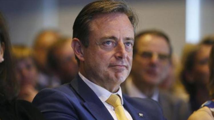 De Wever stelt voor om smartphone sans-papiers in beslag te nemen