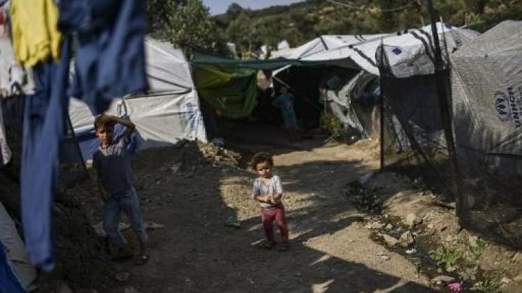 Meer dan 2.000 migranten uit overbevolkte Griekse kampen naar vasteland