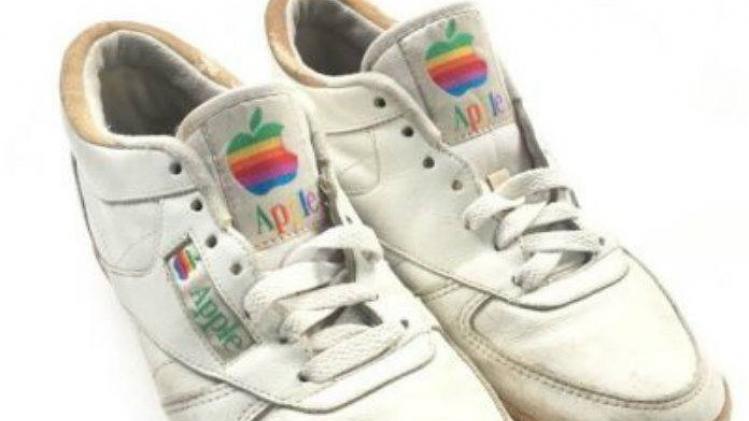 Apple sneakers worden voor woekerprijs verkocht