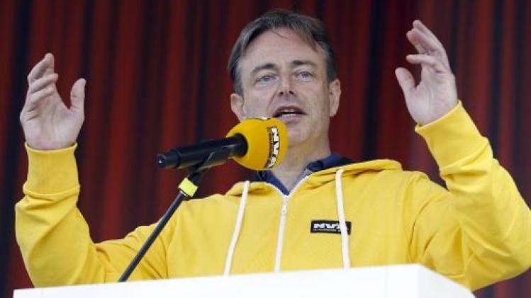 De Wever: "Entourage van Kris Peeters is links