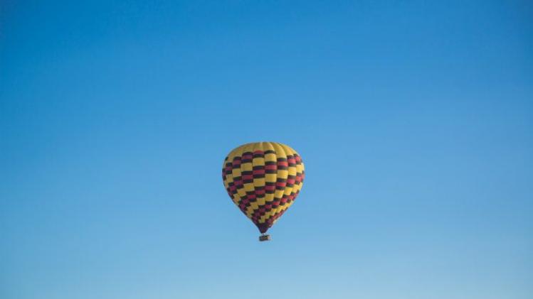 Brandweer moet ballonvaarders op 75 meter hoogte bevrijden