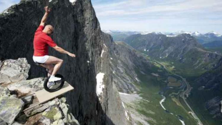 balancing-on-the-edge-of-1000ft-cliff-in-norway-640x426