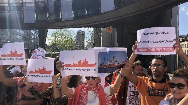 Manifestanten vragen nieuwe vlag voor reddingsschip Aquarius