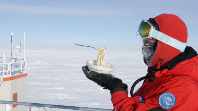 IN BEELD. Buiten eten op Antarctica is nooit een goed idee