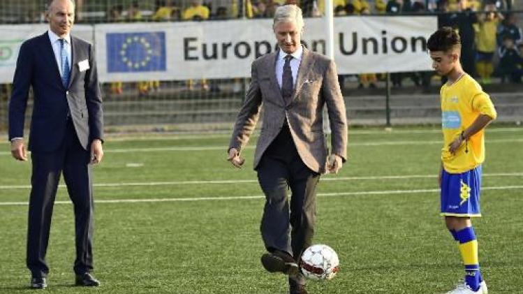 Koning Filip trapt wedstrijd tussen voetballende vluchtelingen op gang in Kraainem